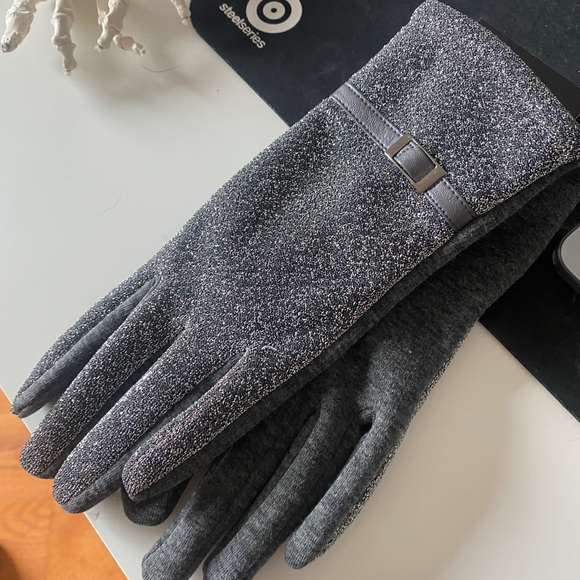 White Fox Boutique Accessories - Grey sparkly winter gloves